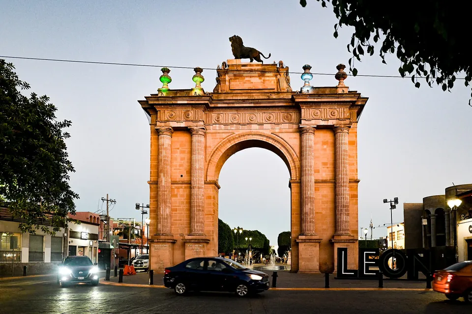 Arco de la Calzada de los Héroes en León, Guanajuato, monumento emblemático de la ciudad sede de Delta E Lab